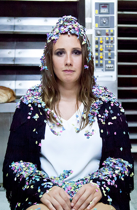 Retrato con confeti diante dun forno